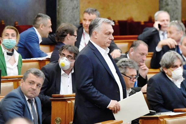Madžarski premier Viktor Orbán v parlamentu pred glasovanjem o zakonu, ki mu je podelil skoraj neomejena pooblastila