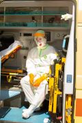 Reševalec v času epidemije koronavirusne bolezni v reševalnem vozilu z bolnikom čaka na sprejem na urgentnem centru, UKC Maribor.