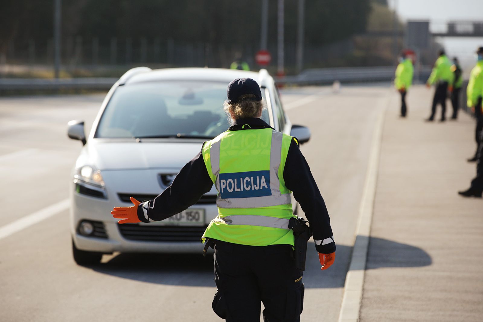 »Nobene potrebe ni po sprejemanju izrednih zakonov in angažiranju policije za nadzor.« (na fotografiji policijska blokada gorenjske avtoceste)