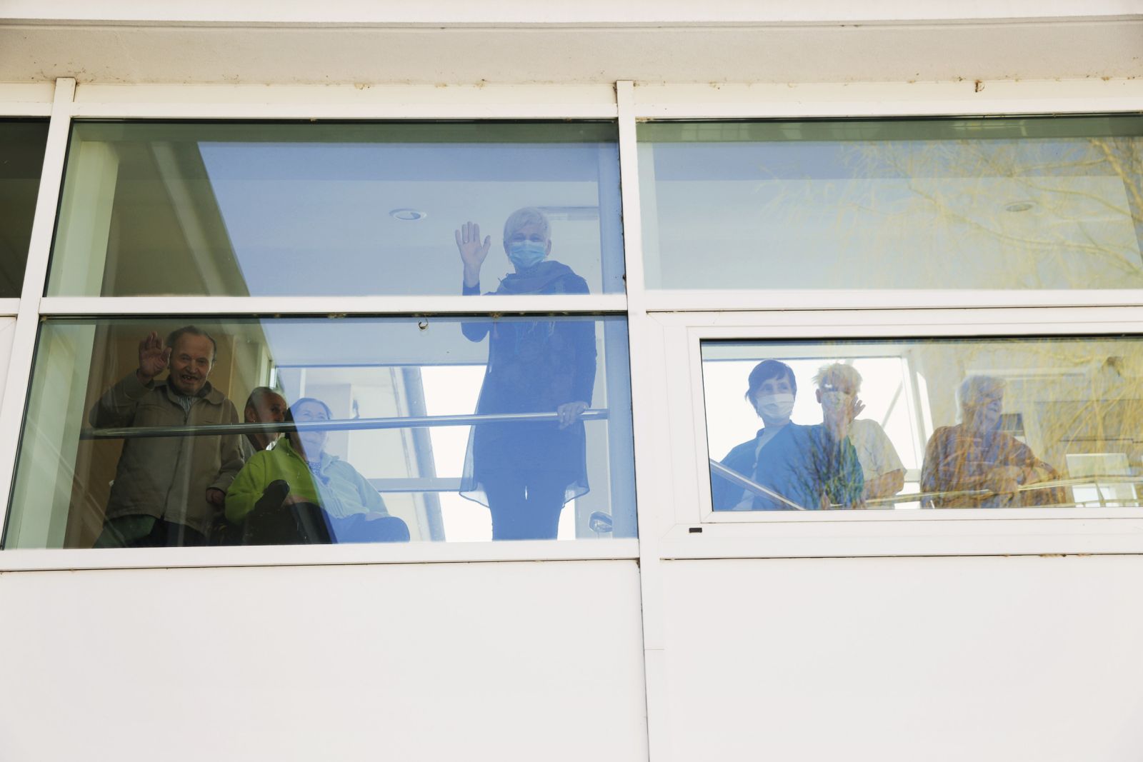 Med obiskom predsednika Boruta Pahorja pred domom starejših občanov v Postojni