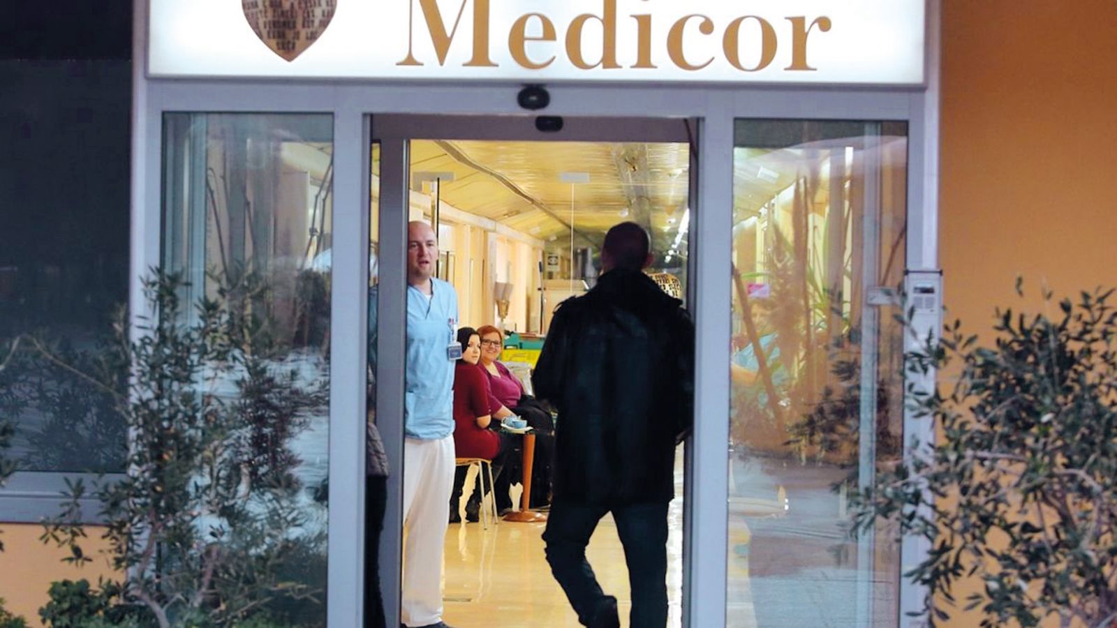 Zasebni koncesionarji, kot sta kliniki Medicor in Lanovž, imajo na voljo udobne prostore in sodobno opremo, tudi lastne laboratorije. Te zmogljivosti so namenjene predvsem služenju denarja v lepših časih, zdaj pa so po odloku vlade zasebniki umaknjeni iz boja proti koronavirusni bolezni.