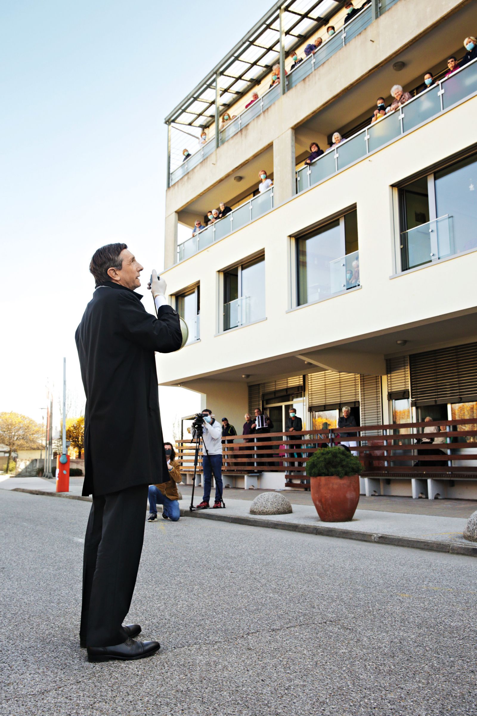 Predsednik Borut Pahor pred Domom starejših občanov Tezno v Mariboru