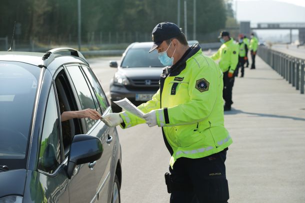 Vlada je prepovedala neupravičeno prehajanje med občinami. Policisti so med vikendom kontrolirali občane in na koncu ugotovili, da se ljudje načeloma držijo zapovedane prepovedi.  Vse skupaj je bila bolj šarada, kot pa resna in varnostno utemeljena policijska akcija.  139 policistov je ustavilo 3348 avtomobilov in ugotovilo 34 kršitev. 