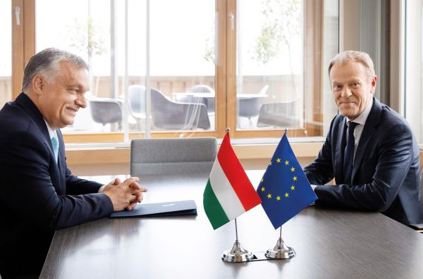 Donald Tusk, predsednik EPP, se mora odločiti, kdaj in kako bo sklical izreden kongres politične skupine. Bodo na njem (znova) poskusili izključiti Orbánov Fidesz? 
