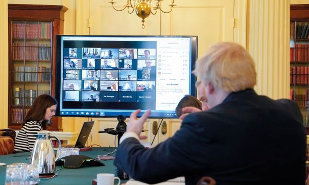 Boris Johnson je na Twitterju delil fotografijo, na kateri sestanek vladnega kabineta vodi prek aplikacije Zoom. Je aplikacija dovolj zaščitena, da bi bila primerna za debate o vladnih skrivnostih?