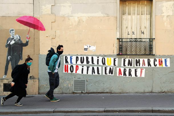 Pariški grafit: »Republika na pohodu (Macronovo predvolilno geslo -op.ur.), bolnice v kolapsu.«