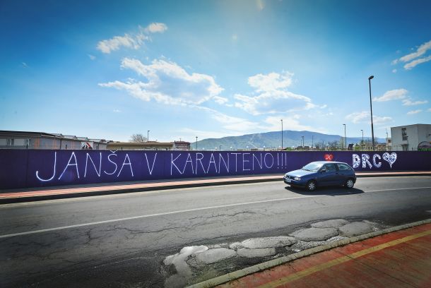 Sporočilo na Valvasorjevi ulici v Mariboru 