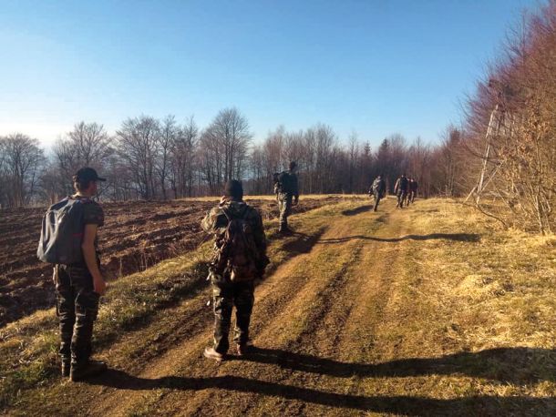 Na Facebooku objavljene fotografije »patruljiranja« ob slovenskohrvaški meji, ki naj bi nastale v času odloka o prepovedi gibanja