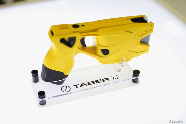 Paralizator, ki ga bo uporabljala slovenska policija. Njegov reklamni slogan je: »TASER X2 - a powerful 2-shot option«.