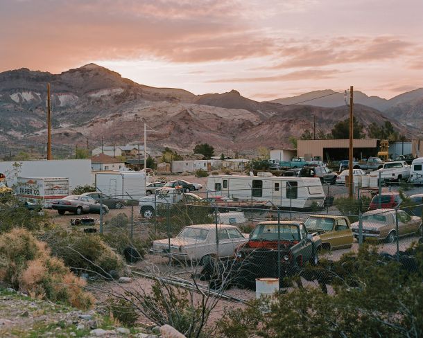 Kužnik s fotografijami prizorov pozabljenih krajev svojo idealizirano vizijo Amerike preobraža v bolj realistično dokumentacijo opustošenega Zahoda. 