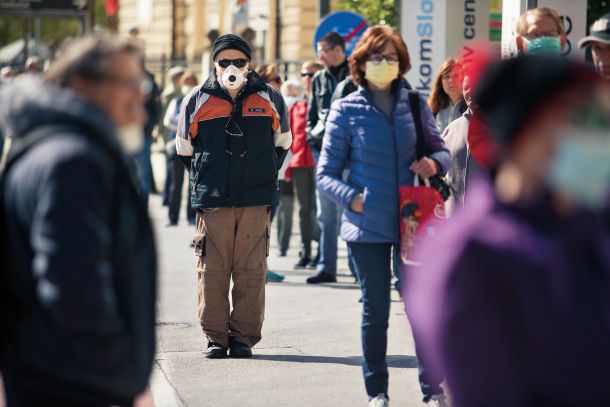 Dolge vrste pred bankami v Kranju 