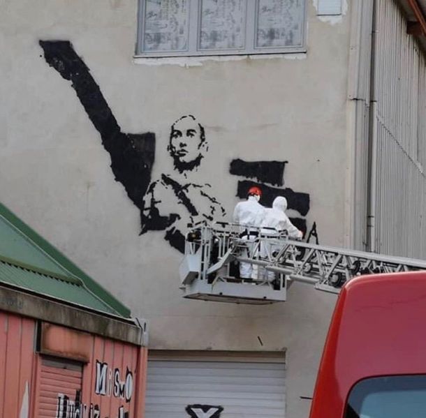 Včerajšnje odstranjevanje grafita Janeza Janše v Mariboru