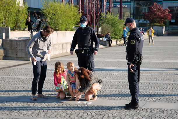 Protest »Stopala upora«, ko v času prepovedanih protestov silhuete naših stopal protestirajo namesto nas, Ljubljana