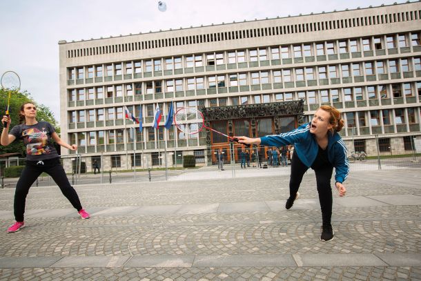 Igranje badmintona na »najbolj javnem kraju v državi«, na Trgu republike (pred državnim zborom). Protestna akcija sindikata Mladi Plus, ki se kljub sproščenim omejitvam za športe brez telesnega stika ni končala dobro, saj so policisti igralkama razložili, da to ni igra badmintona, ampak provokacija … Ljubljana, 20. april 2020