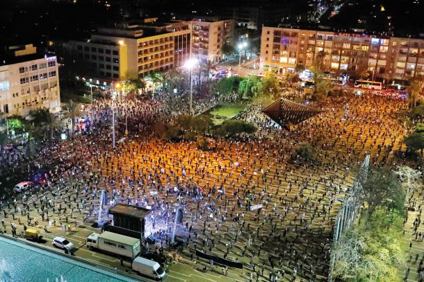 Protesti v Izraelu – med vsakim protestnikom je zaradi virusa primerna razdalja 