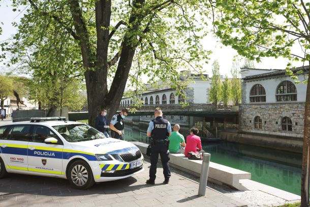 Na fotografiji policijsko preganjanje občanov, ki posedajo ob Ljubljanici.