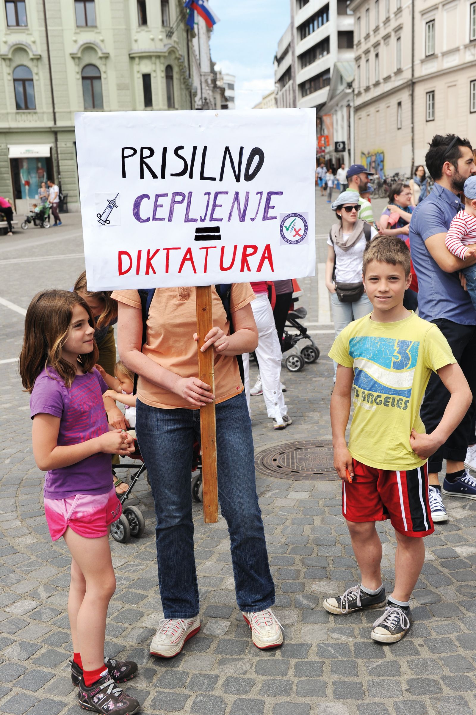 Konec februarja letos, ko se nam je že bližala epidemija, je bil v parlamentarni postopek s podpisi pet tisoč volivcev vložen predlog sprememb zakona o nalezljivih boleznih, ki odpravlja obveznost cepljenja. Pa tudi trenutno vladajoča stranka SDS je v preteklosti kazala naklonjenost proticepilskim gibanjem. (fotografija je bila posneta na protestu proti obveznemu cepljenju leta 2015)