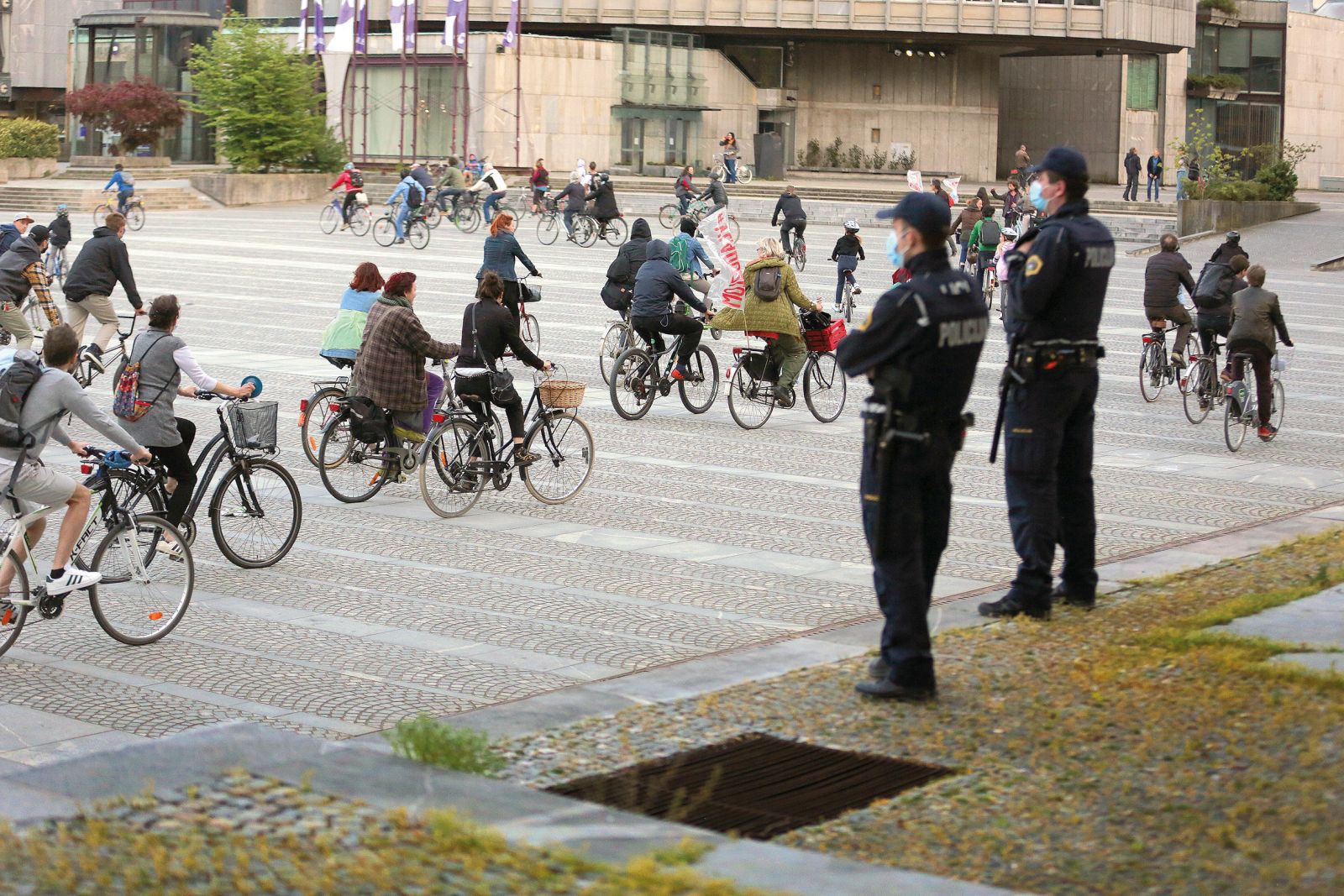Protestira se lahko tudi drugače, tako da te policija težje ustavi – rekreativni kolesarski sprevod pred parlamentom. (24. aprila 2020) /
