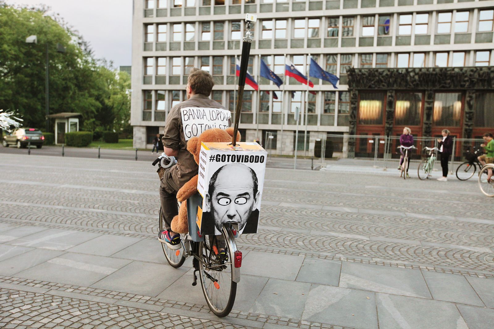 Protest na kolesih zoper vlado Janeza Janše, Trg republike, Ljubljana | Tone Stojko