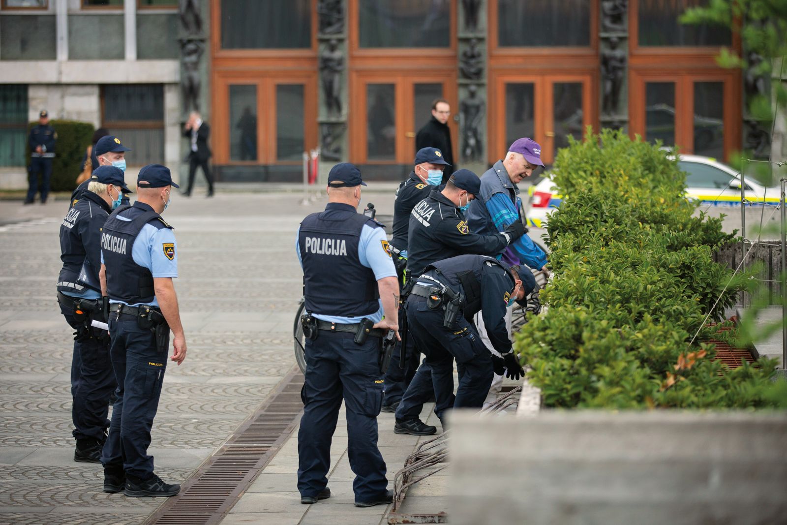 Policija je v torek, 28. aprila, pridržala enega izmed pobudnikov ponedeljkovega shoda pred parlamentom, Ladislava Troho