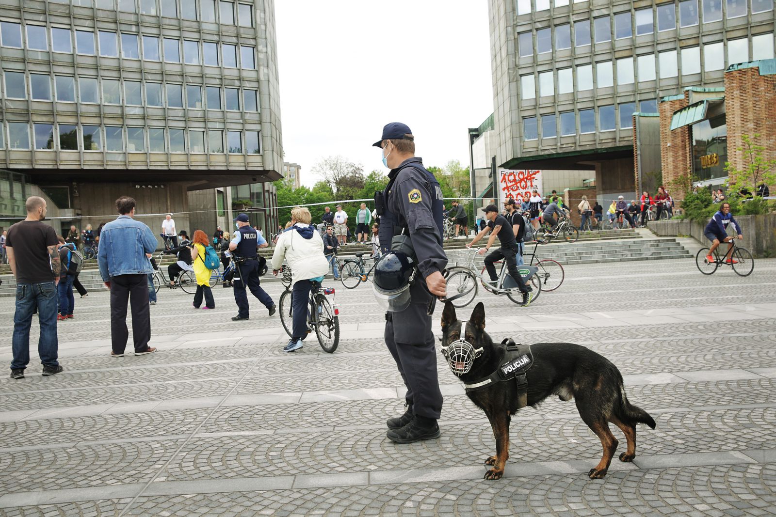 Policijski psi v boju zoper epidemijo (protest v Ljubljani 27. aprila 2020)
