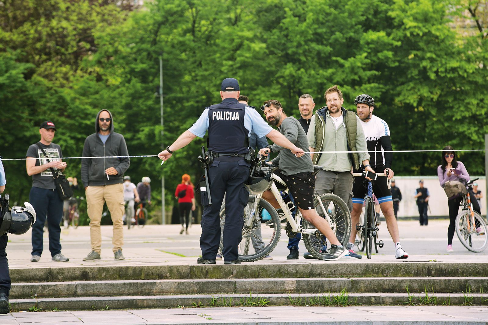 Policisti so poskušali ljudem preprečiti dostop do trga. Niso bili uspešni, nekdo je hitro pretrgal plastični trak. (V Ljubljani 79 let po začetku upora proti okupatorjem) 