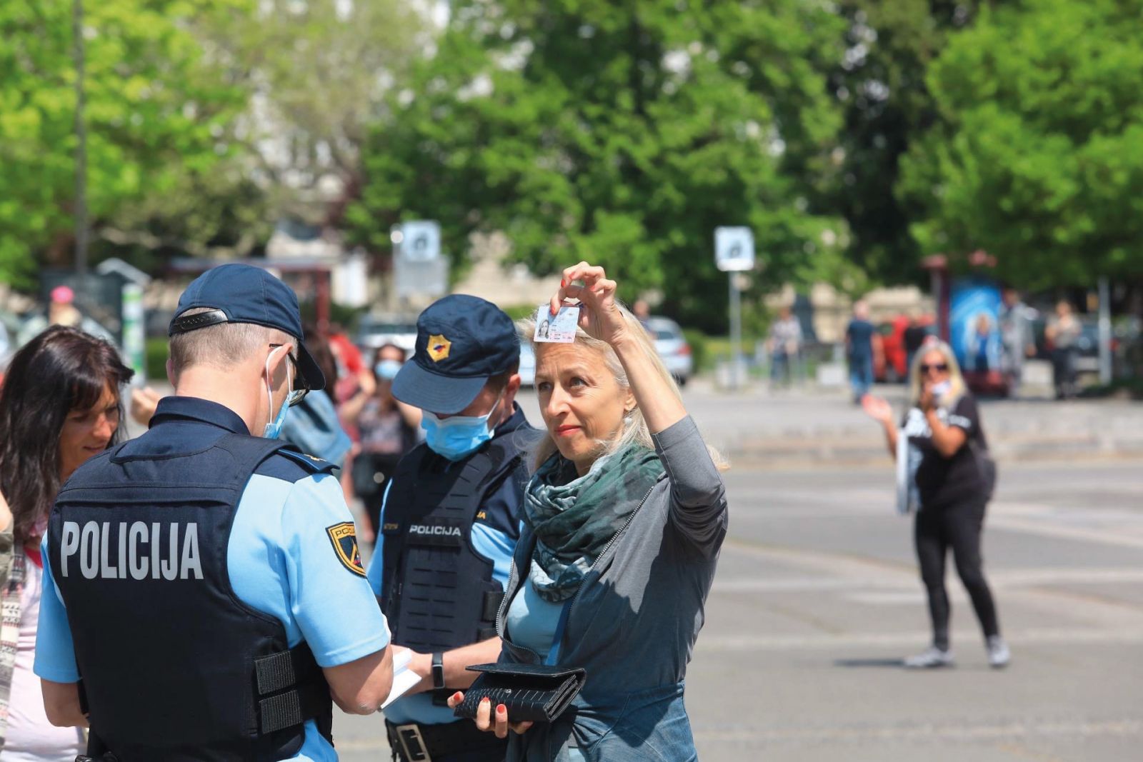 Mariborski protest proti vladi in njenim ukrepom. Zdravstveni inšpektor je od policije dobil prijave o 19 osebah. (27. aprila 2020)