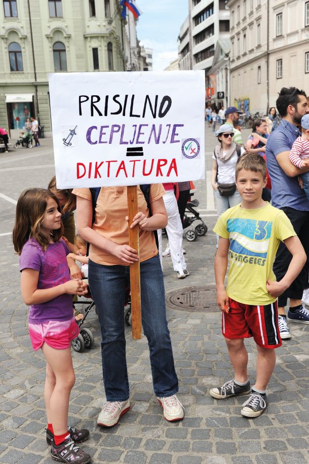 Konec februarja letos, ko se nam je že bližala epidemija, je bil v parlamentarni postopek s podpisi pet tisoč volivcev vložen predlog sprememb zakona o nalezljivih boleznih, ki odpravlja obveznost cepljenja. Pa tudi trenutno vladajoča stranka SDS je v preteklosti kazala naklonjenost proticepilskim gibanjem. (fotografija je bila posneta na protestu proti obveznemu cepljenju leta 2015) 