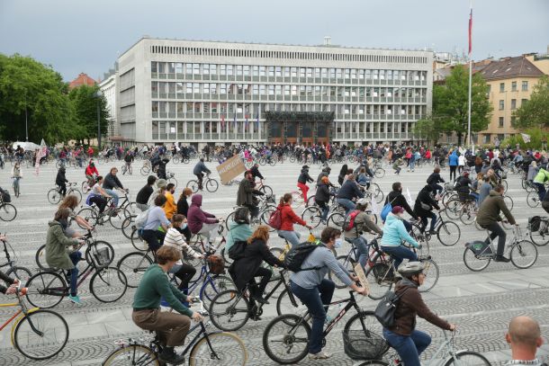 Pogled na Trg republike, po katerem je kolesarilo več kot tisoč protestnic in protestnikov