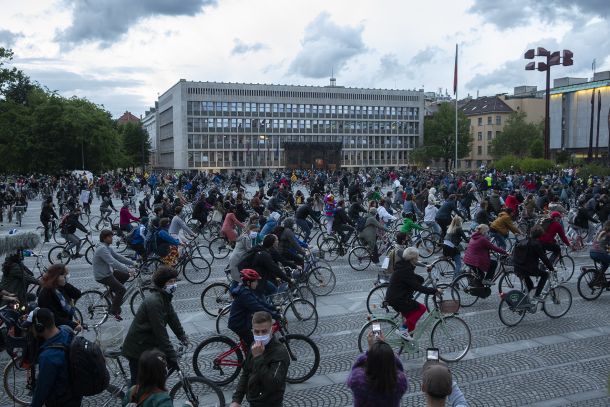 Več tisoč kolesarjev na Trgu republike