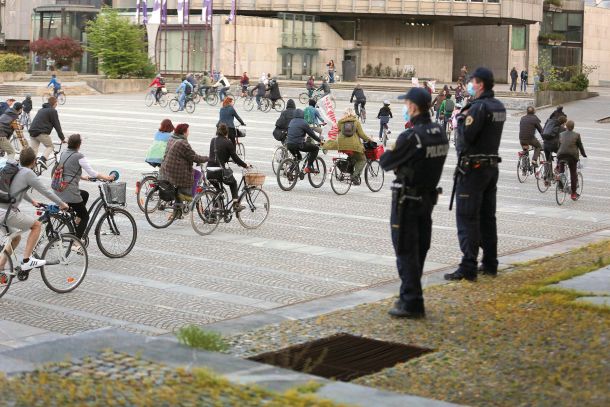 Protestira se lahko tudi drugače, tako da te policija težje ustavi – rekreativni kolesarski sprevod pred parlamentom. (24. aprila 2020) /