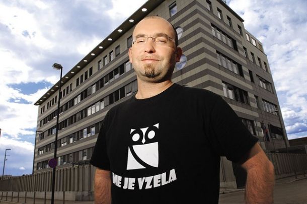 Novinar Blaž Zgaga je tudi soavtor knjige o orožarski aferi v Sloveniji, v kateri nastopa marsikateri politik, ki je danes še vedno aktiven