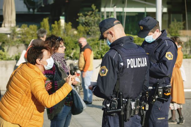 Protestno polaganje stopal pred parlamentom. Policija je legitimirala zgolj tiste, ki so »izrazili svoje mnenje«, preostale je pustila pri miru. Zdravstveni inšpektorat je dobil 65 prijav. Kdor protestira, je kaznovan. (22. aprila 2020)