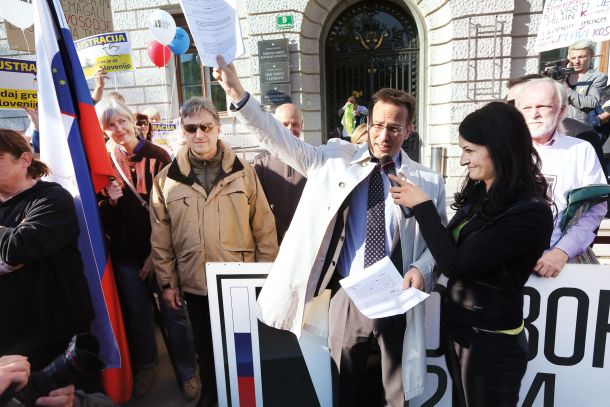 Klemen Jaklič – včasih za malega človeka, večkrat za veliko stranko (na fotografij na shodu v podporo Janezu Janši še v času, ko Jaklič ni bil ustavni sodnik)