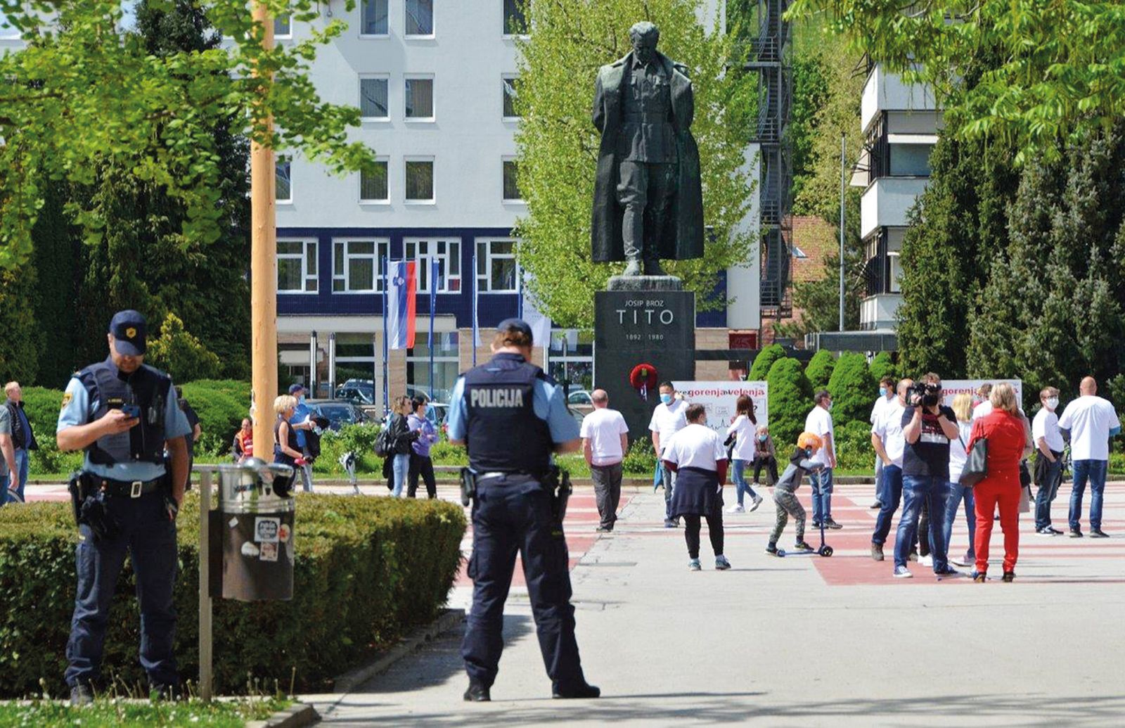 Policisti preganjajo dolgčas med velenjskim zborom v podporo delavcem Gorenja, 1. maja 2020, opoldne. 