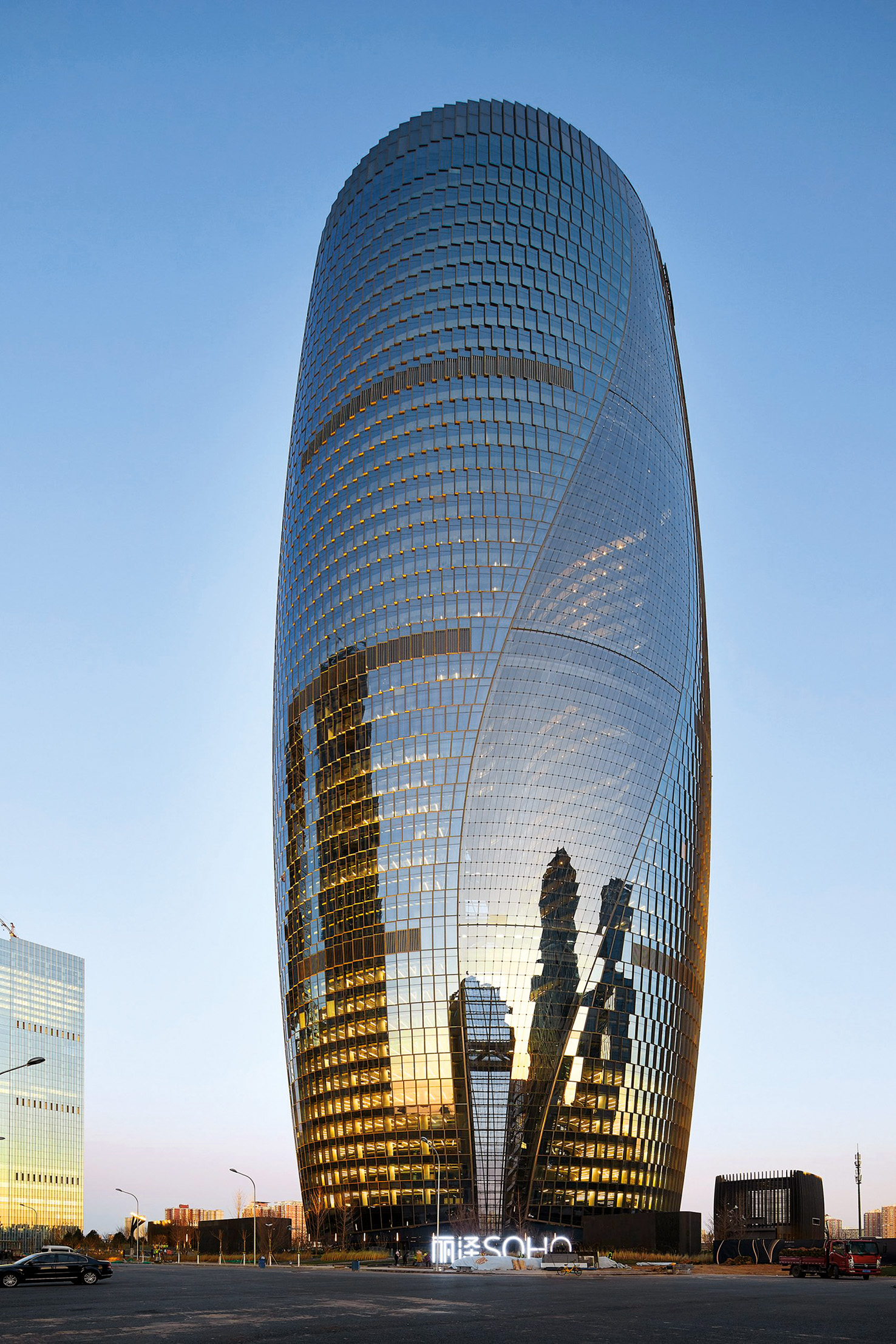 Nebotičnik Leeza Soho Zaha Hadid arhitektov se ponaša z najvišjim atrijem na svetu (visok je 194,15 metra) in se v volumnu zavije za 45 stopinj in ima 45 nadstropij s površino 172.800 kvadratnih metrov. Prostori so namenjeni trgovinam in pisarnam.