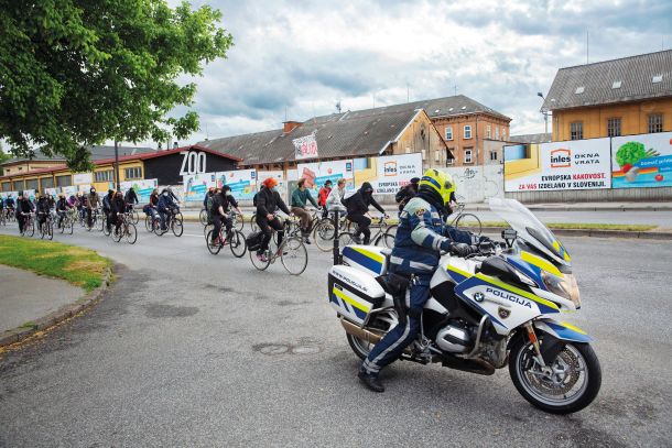 Policijsko spremstvo dolge biciklistične povorke protestnikov po ljubljanskih ulicah, 1. maja 2020, zvečer.