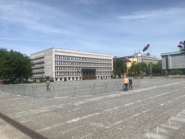 Ograjeni Trg republike pred parlamentom v Ljubljani