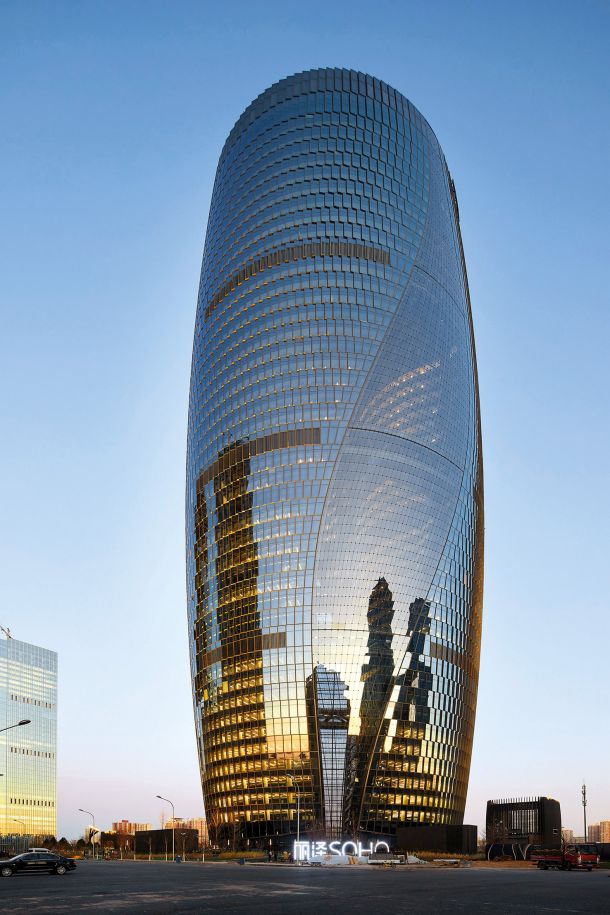 Nebotičnik Leeza Soho Zaha Hadid arhitektov se ponaša z najvišjim atrijem na svetu (visok je 194,15 metra) in se v volumnu zavije za 45 stopinj in ima 45 nadstropij s površino 172.800 kvadratnih metrov. Prostori so namenjeni trgovinam in pisarnam.