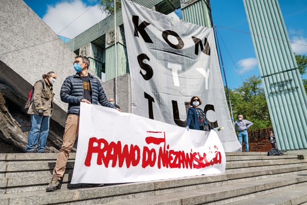 Poljski protest v podporo sodni veji oblasti. Na transparentu je napis »pravica do neodvisnosti«, zadaj je z velikimi črkami zapisana beseda »ustava« 