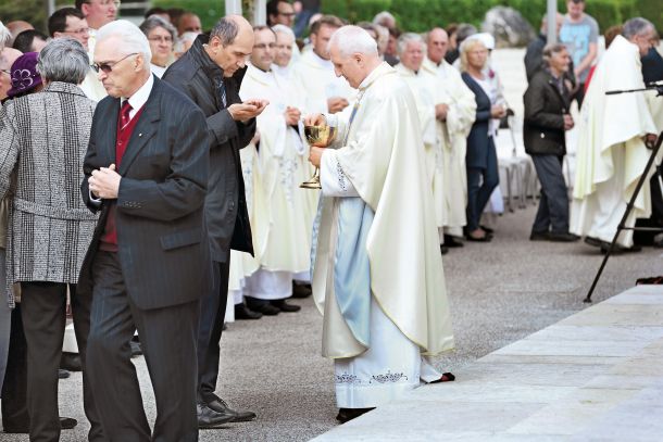 Janez Janša na maši na Brezju 