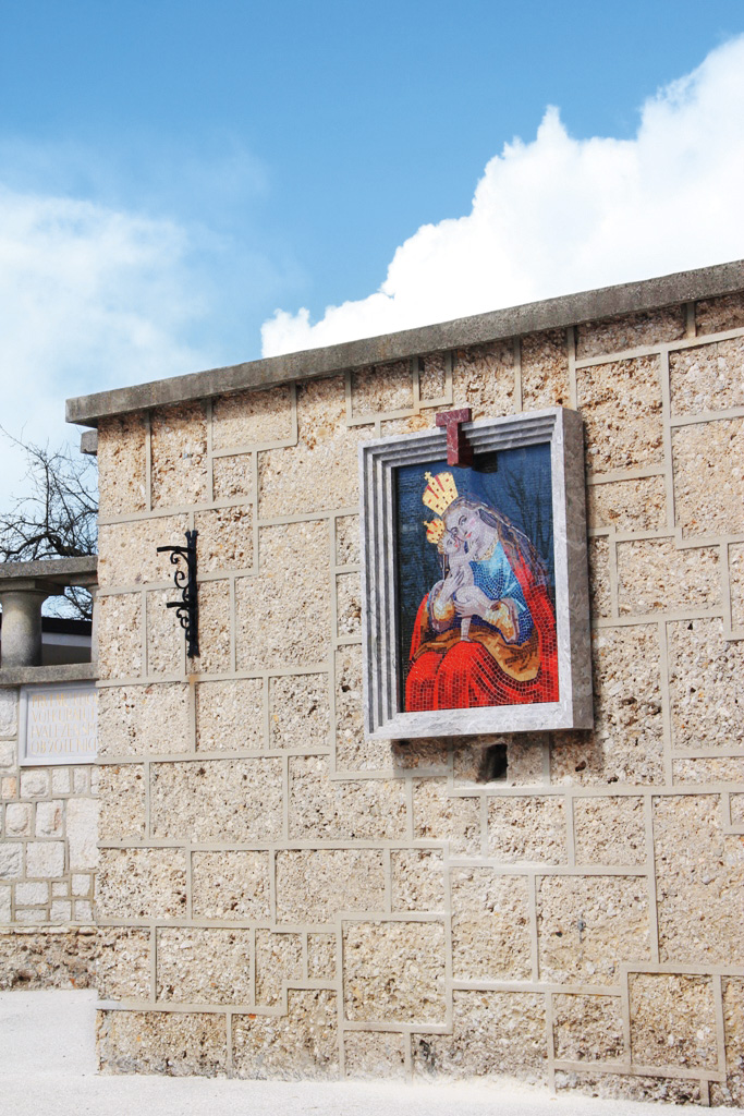 Mozaik Marije Pomagaj, ki so ga podarili avstralski Slovenci julija 2014. Mozaik je najprej blagoslovil kardinal Rode in danes stoji na mestu nekdanje spominske  plošče.