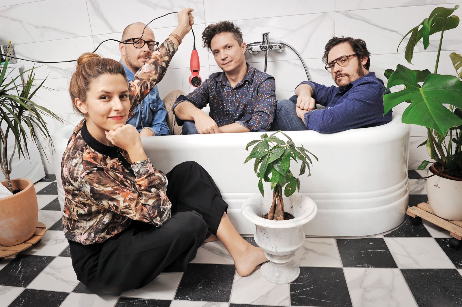Beautiful Disasters z opojno, baladno interpretacijo Vipotnikove in subtilnimi, komornimi pop aranžmaji stavi na žanrsko neobremenjenost in songwritersko zrelost.