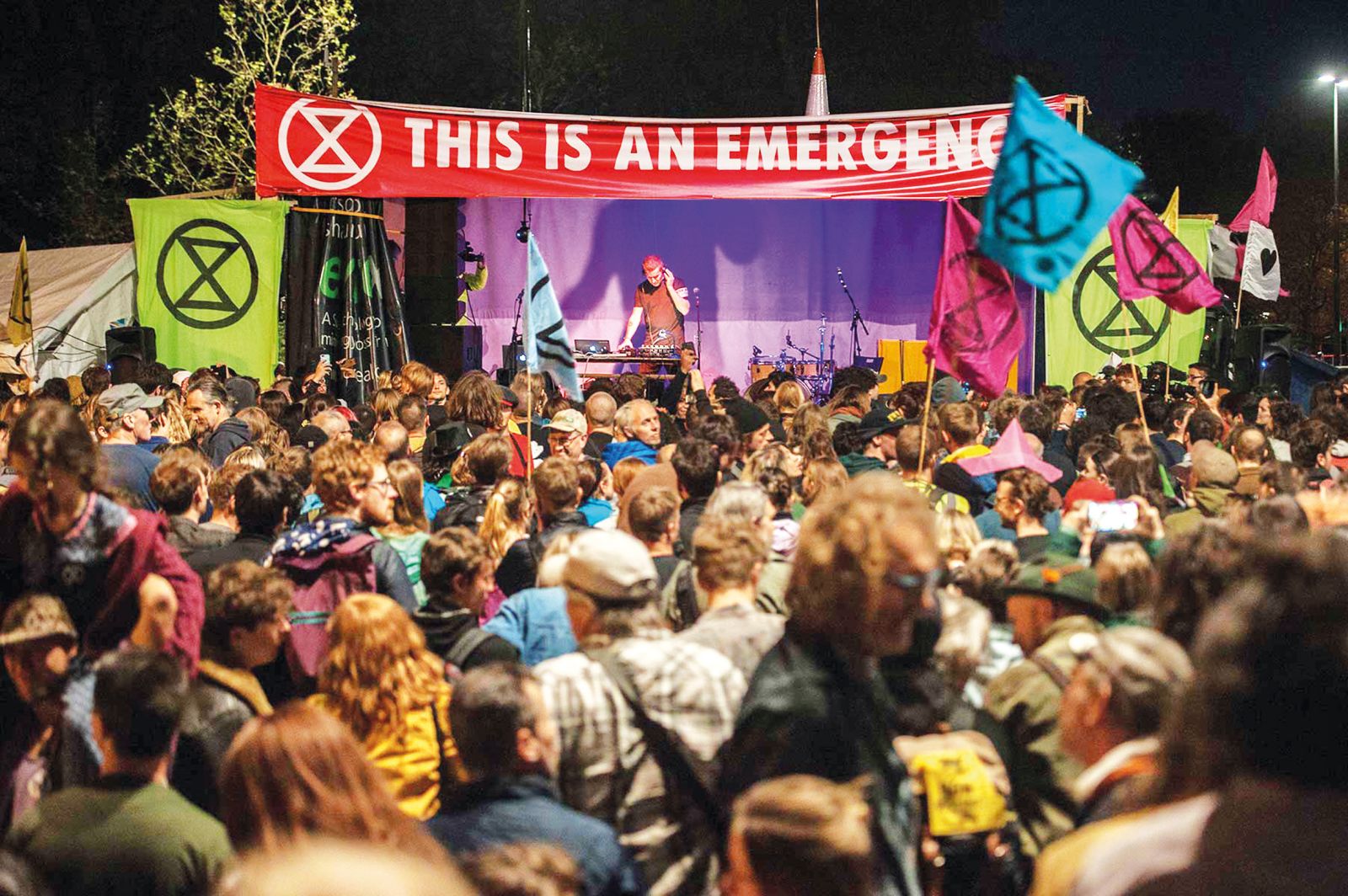 Član skupine Massive Attack Robert Del Naja, znan tudi kot DJ 3D, lani aprila med nastopom na podnebnih protestih Extinction Rebellion v Londonu 