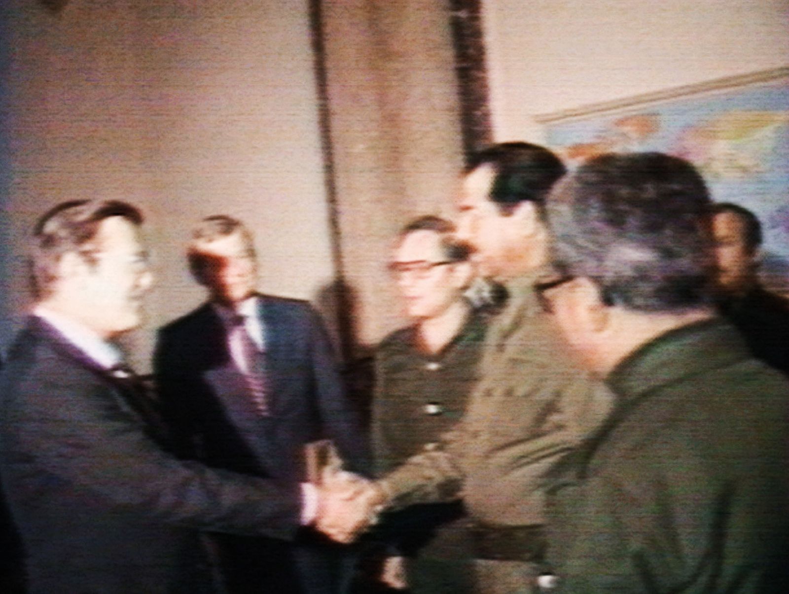 Donald Rumsfeld (takrat posebni odposlanec ameriškega predsednika Reagana) na obisku pri Sadamu Huseinu leta 1983 med iraško-iransko vojno