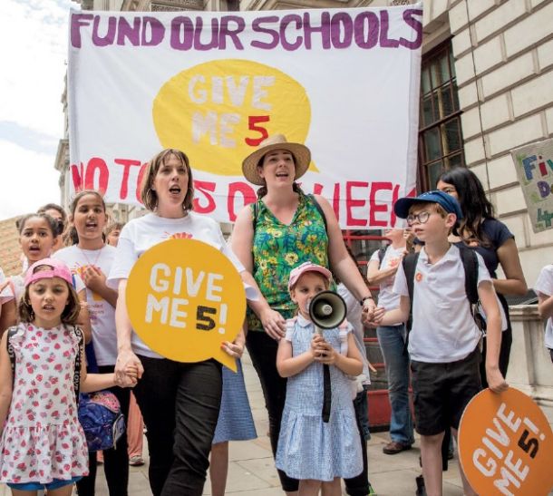 Demonstracije v Londonu za 5 polnih šolskih dni. Nekatere šole so namreč uvedle štiri in pol dnevni šolski teden; otroke v petek pošljejo domov pred kosilom.