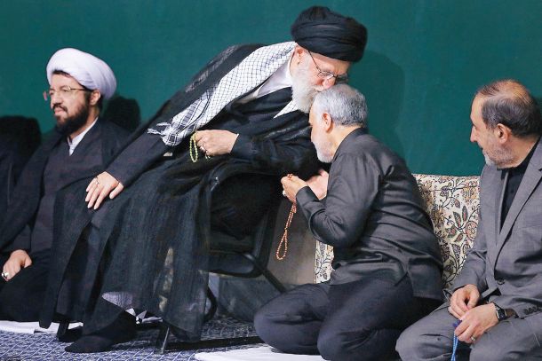 Iranski verski vrhovni voditelj ajatola Ali Hamenej poljublja Kasema Solejmanija, poveljnika posebnih enot iranske revolucionarne garde med molitvijo v Teheranu septembra 2018
