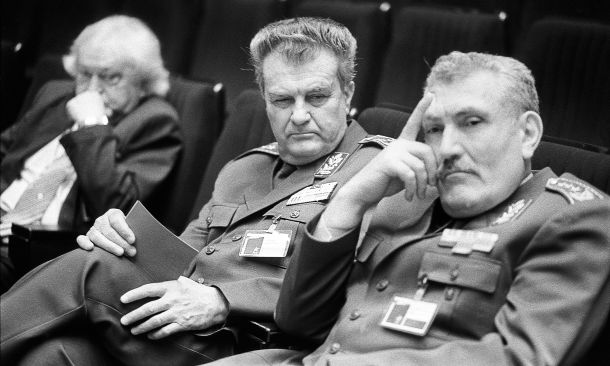 Vodstvo Jugoslovanske ljudske armade (na fotografiji Veljko Kadijević, obrambni minister, in Blagoje Adžić, načelnik generalštaba) 