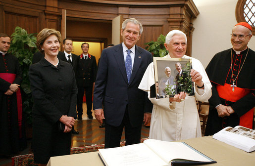 Nekdanji papež z zakoncema Bush