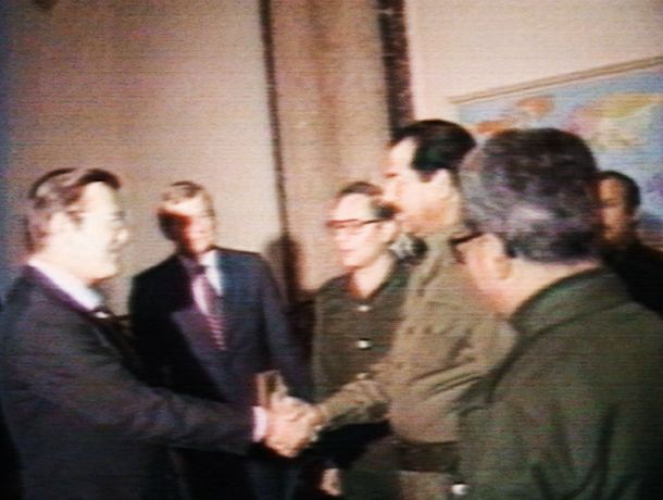 Donald Rumsfeld (takrat posebni odposlanec ameriškega predsednika Reagana) na obisku pri Sadamu Huseinu leta 1983 med iraško-iransko vojno